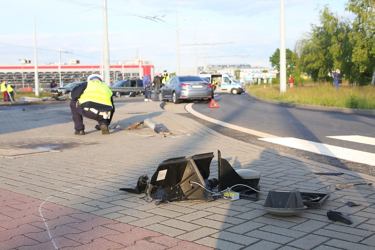  Wypadek na skrzyżowaniu al. Kraśnickiej i Jana Pawła II po pościgu policyjnym (zdjęcie 1) - Autor: Piotr Michalski