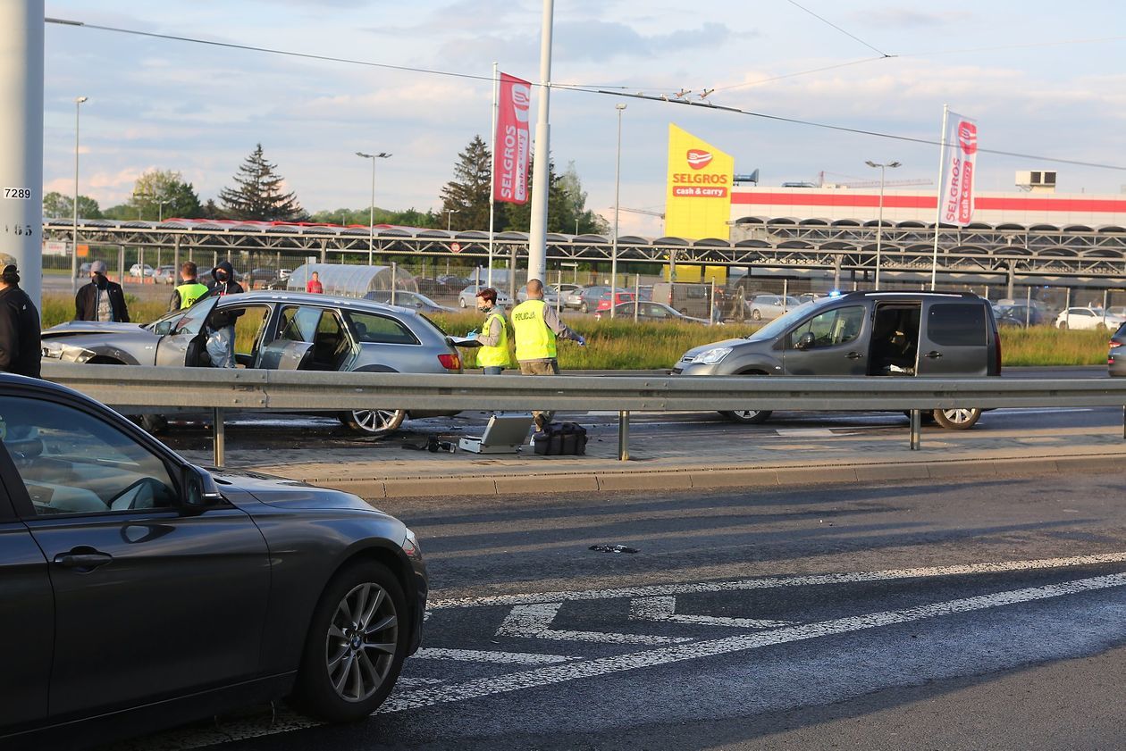  Wypadek na skrzyżowaniu al. Kraśnickiej i Jana Pawła II po pościgu policyjnym (zdjęcie 1) - Autor: Piotr Michalski