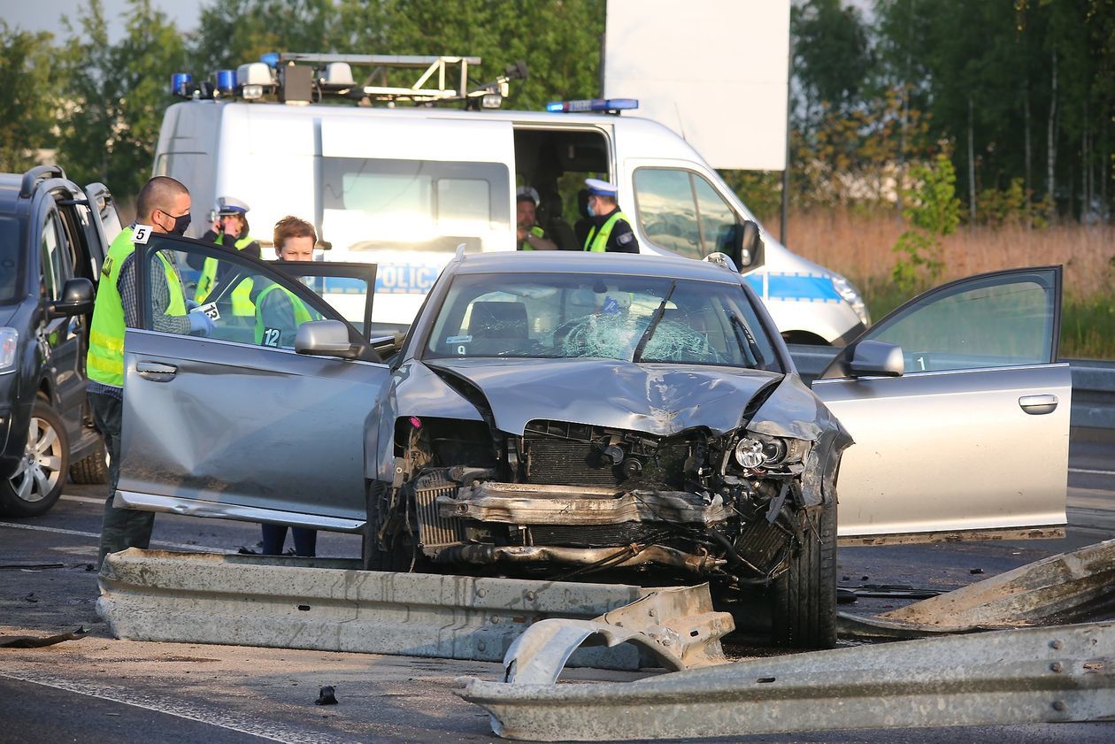  Wypadek na skrzyżowaniu al. Kraśnickiej i Jana Pawła II po pościgu policyjnym (zdjęcie 1) - Autor: Piotr Michalski