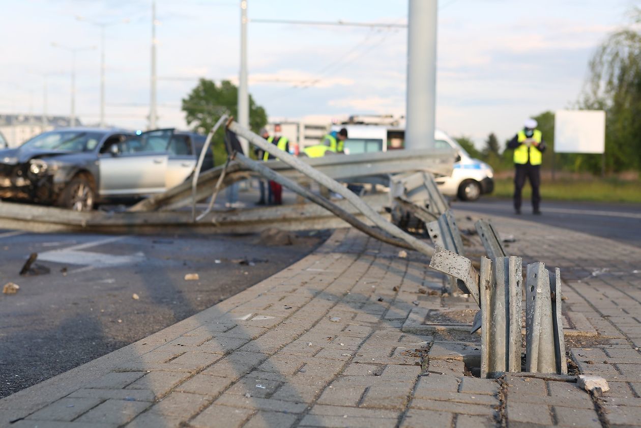  Wypadek na skrzyżowaniu al. Kraśnickiej i Jana Pawła II po pościgu policyjnym (zdjęcie 1) - Autor: Piotr Michalski