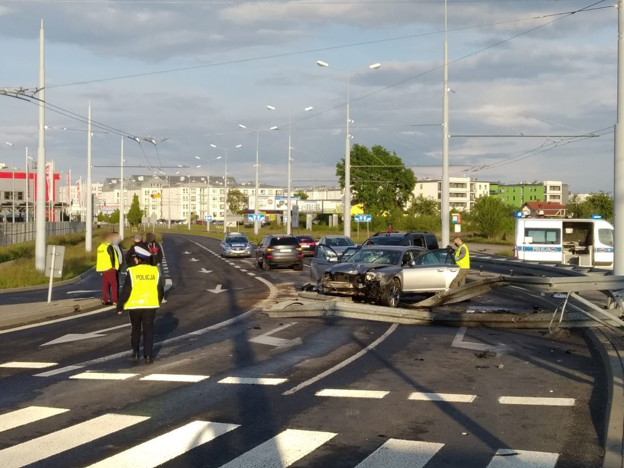  Wypadek na skrzyżowaniu al. Kraśnickiej i Jana Pawła II po pościgu policyjnym (zdjęcie 1) - Autor: Piotr Michalski