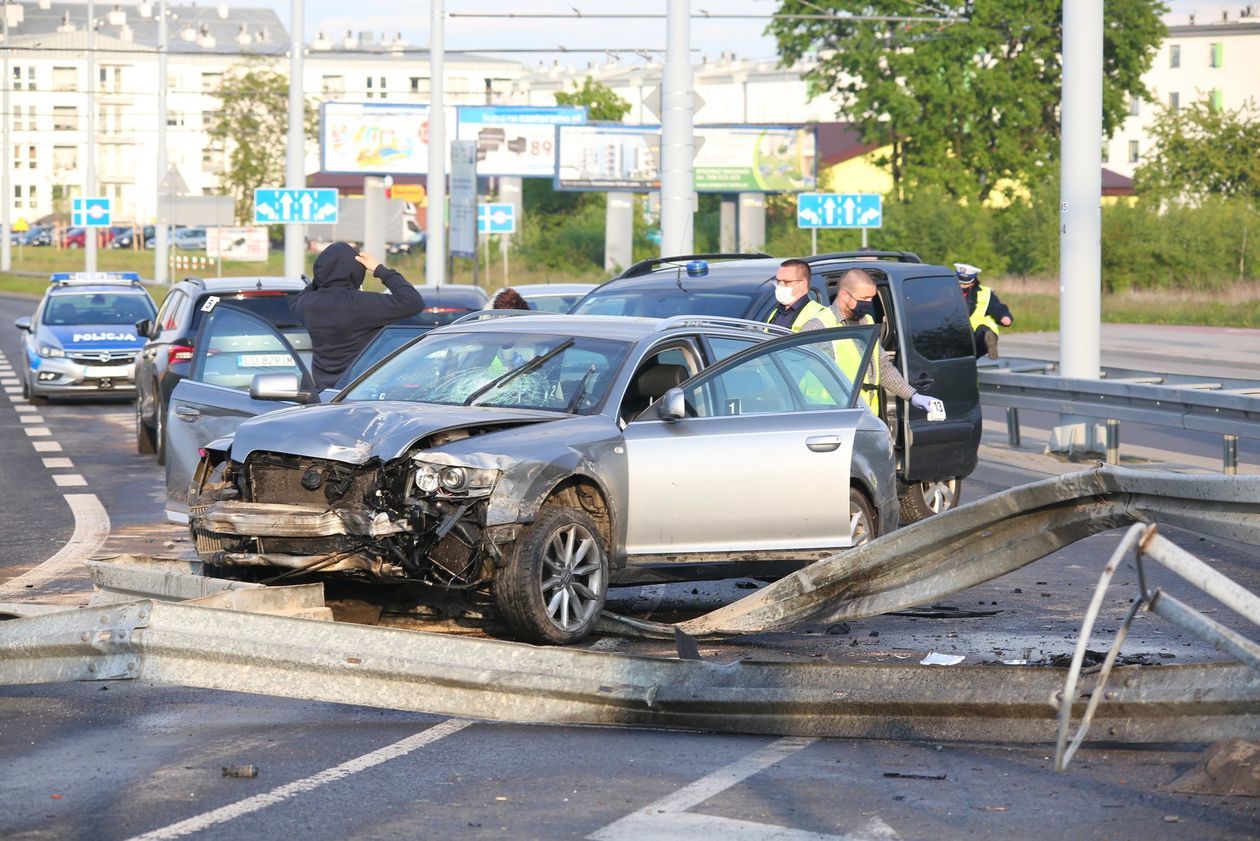  Wypadek na skrzyżowaniu al. Kraśnickiej i Jana Pawła II po pościgu policyjnym (zdjęcie 1) - Autor: Piotr Michalski