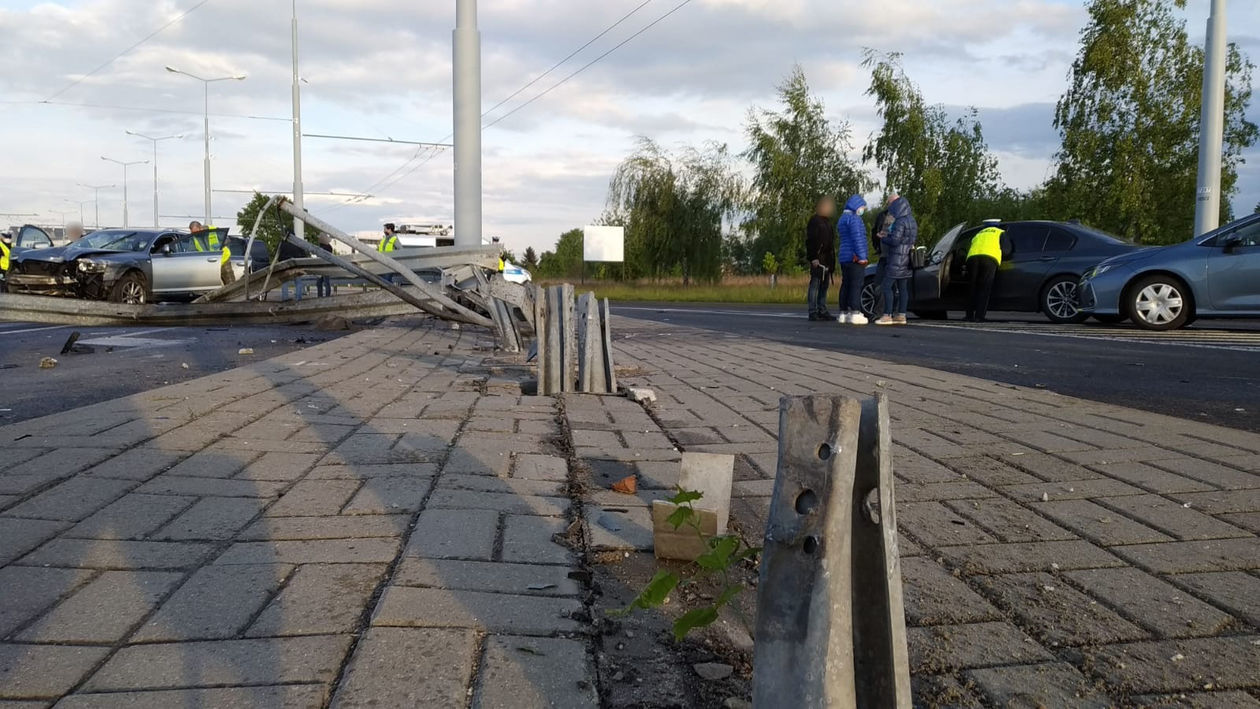  Wypadek na skrzyżowaniu al. Kraśnickiej i Jana Pawła II po pościgu policyjnym (zdjęcie 1) - Autor: Piotr Michalski