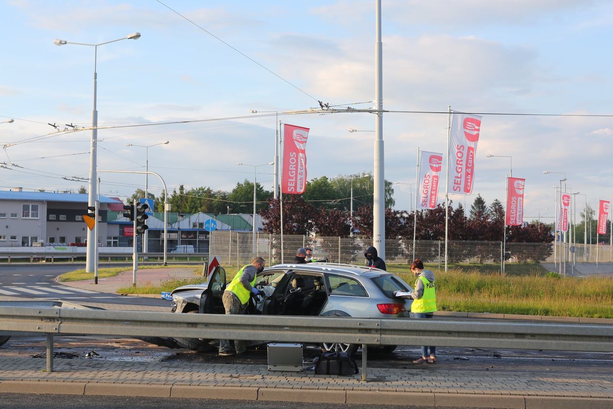  Wypadek na skrzyżowaniu al. Kraśnickiej i Jana Pawła II po pościgu policyjnym (zdjęcie 1) - Autor: Piotr Michalski