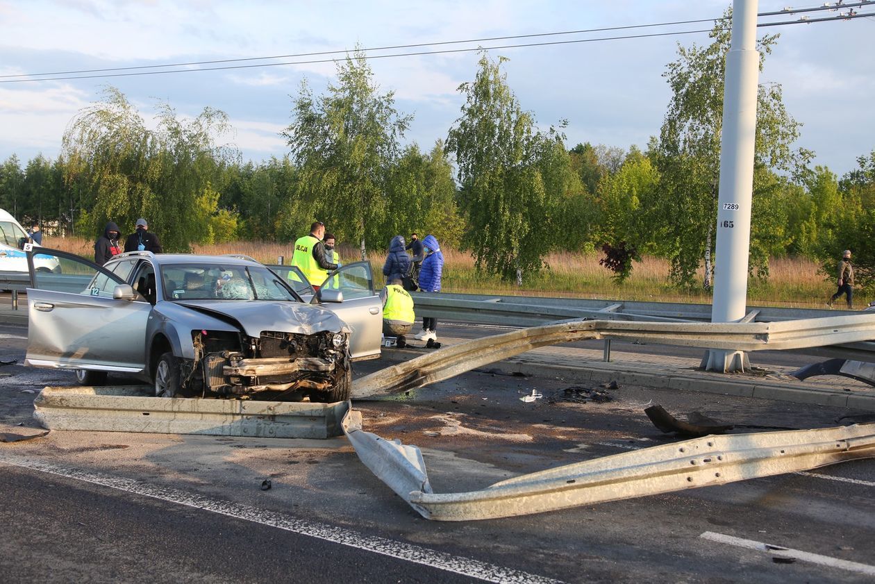  Wypadek na skrzyżowaniu al. Kraśnickiej i Jana Pawła II po pościgu policyjnym (zdjęcie 1) - Autor: Piotr Michalski