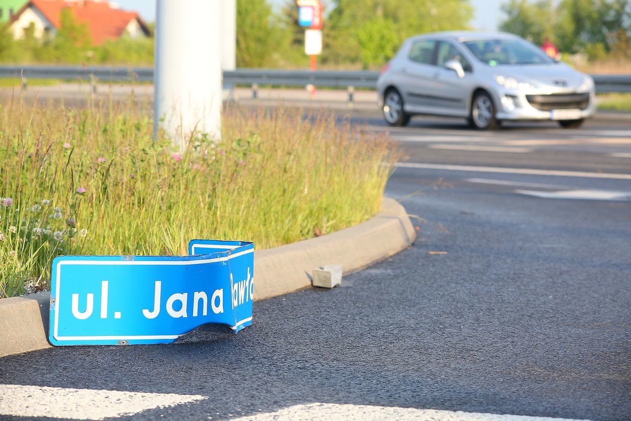  Wypadek na skrzyżowaniu al. Kraśnickiej i Jana Pawła II po pościgu policyjnym (zdjęcie 1) - Autor: Piotr Michalski