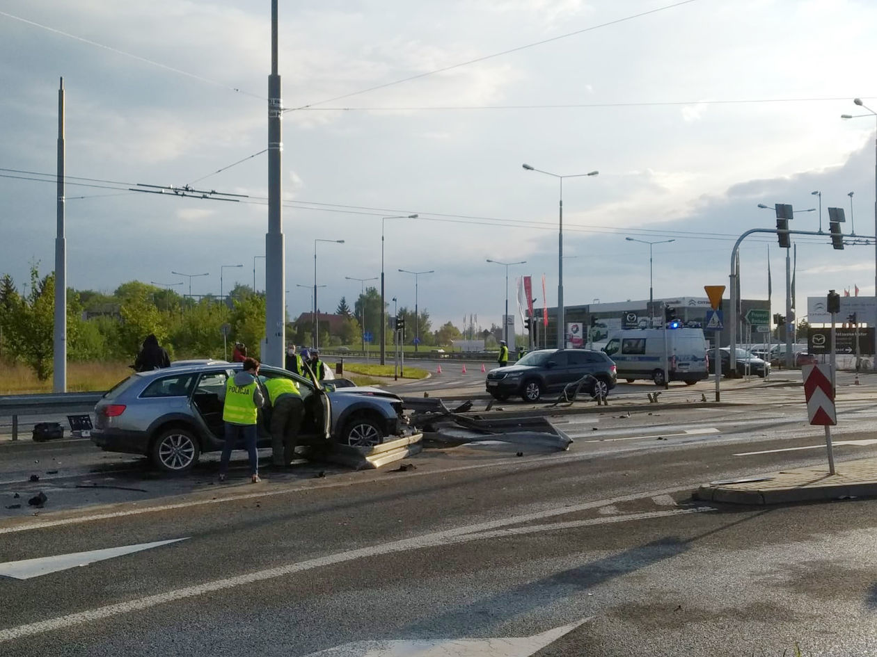  Wypadek na skrzyżowaniu al. Kraśnickiej i Jana Pawła II po pościgu policyjnym (zdjęcie 1) - Autor: Piotr Michalski