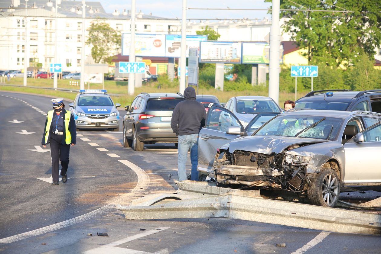  Wypadek na skrzyżowaniu al. Kraśnickiej i Jana Pawła II po pościgu policyjnym (zdjęcie 1) - Autor: Piotr Michalski