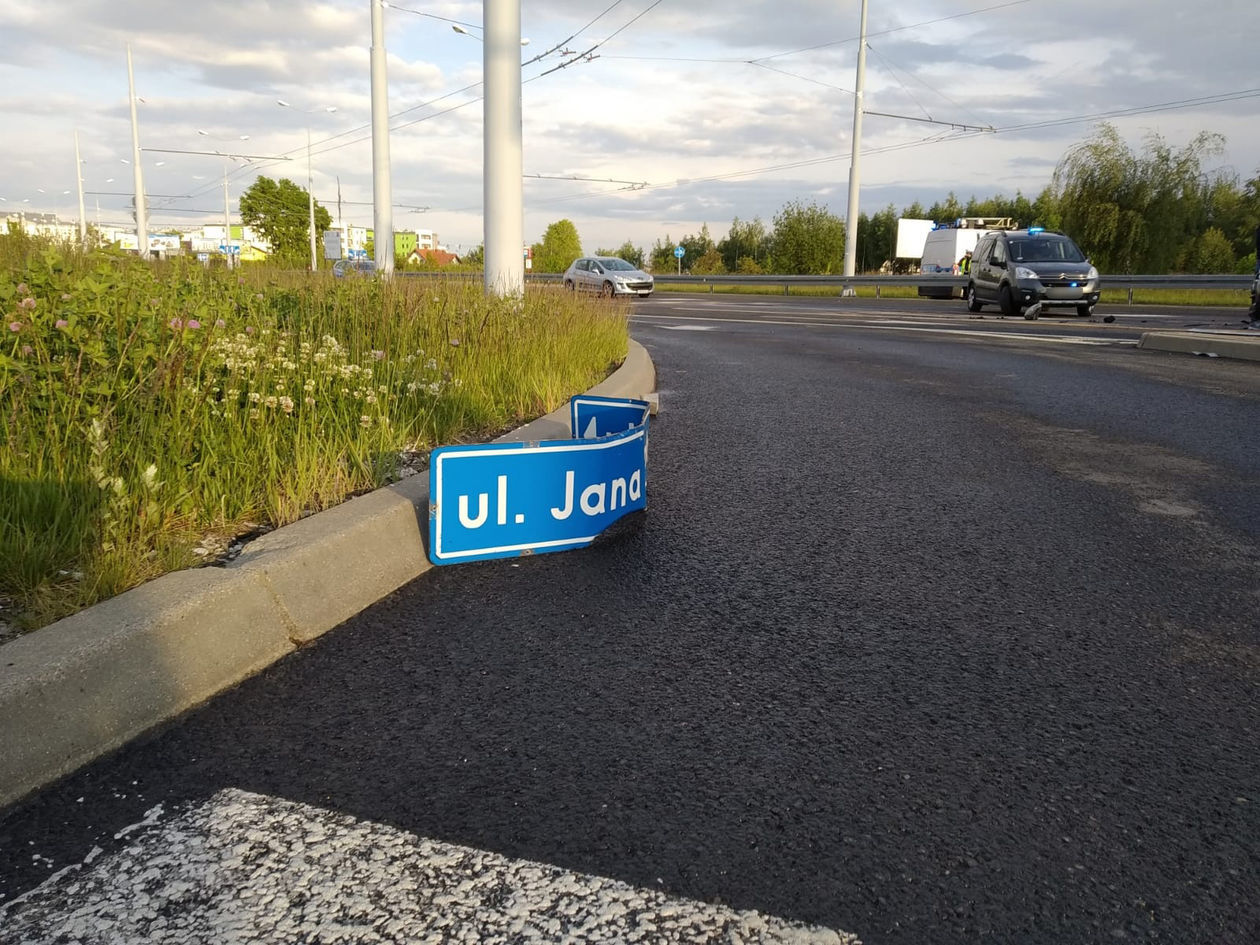  Wypadek na skrzyżowaniu al. Kraśnickiej i Jana Pawła II po pościgu policyjnym (zdjęcie 1) - Autor: Piotr Michalski