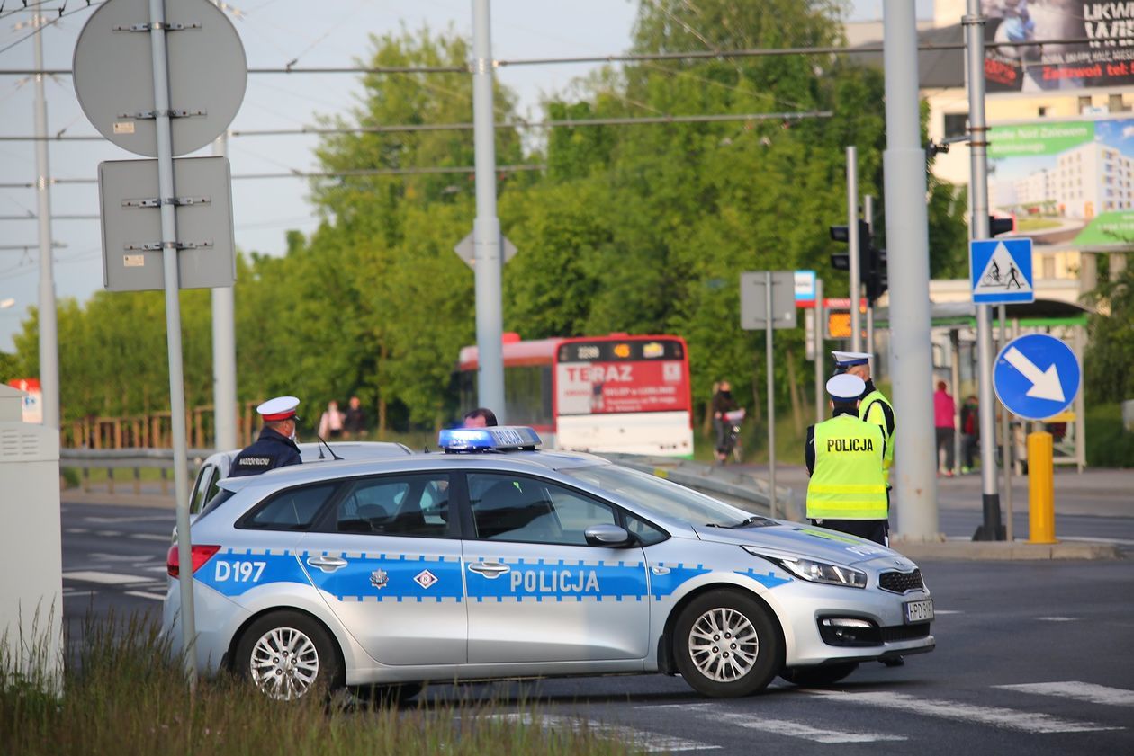  Wypadek na skrzyżowaniu al. Kraśnickiej i Jana Pawła II po pościgu policyjnym (zdjęcie 1) - Autor: Piotr Michalski