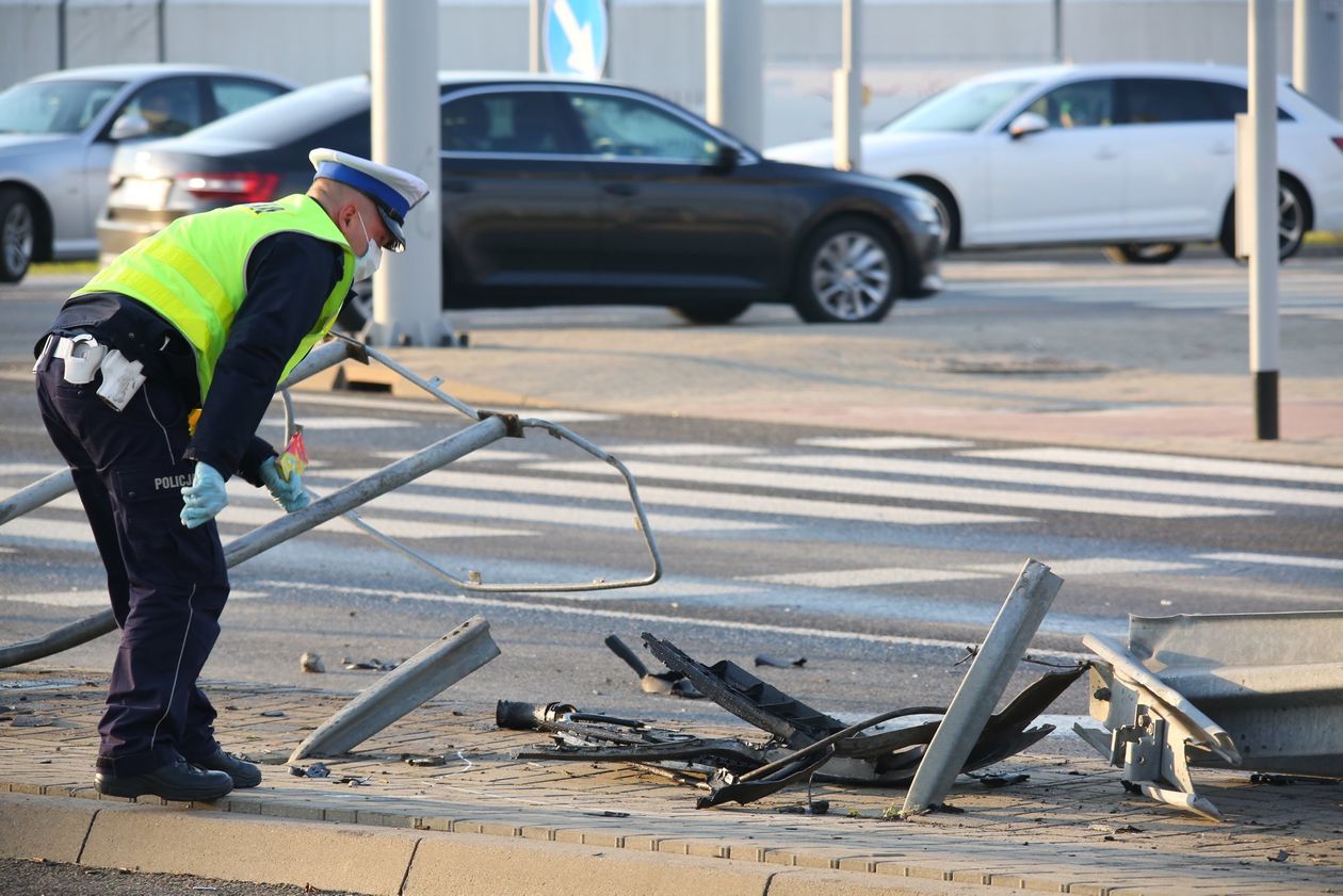  Wypadek na skrzyżowaniu al. Kraśnickiej i Jana Pawła II po pościgu policyjnym (zdjęcie 1) - Autor: Piotr Michalski