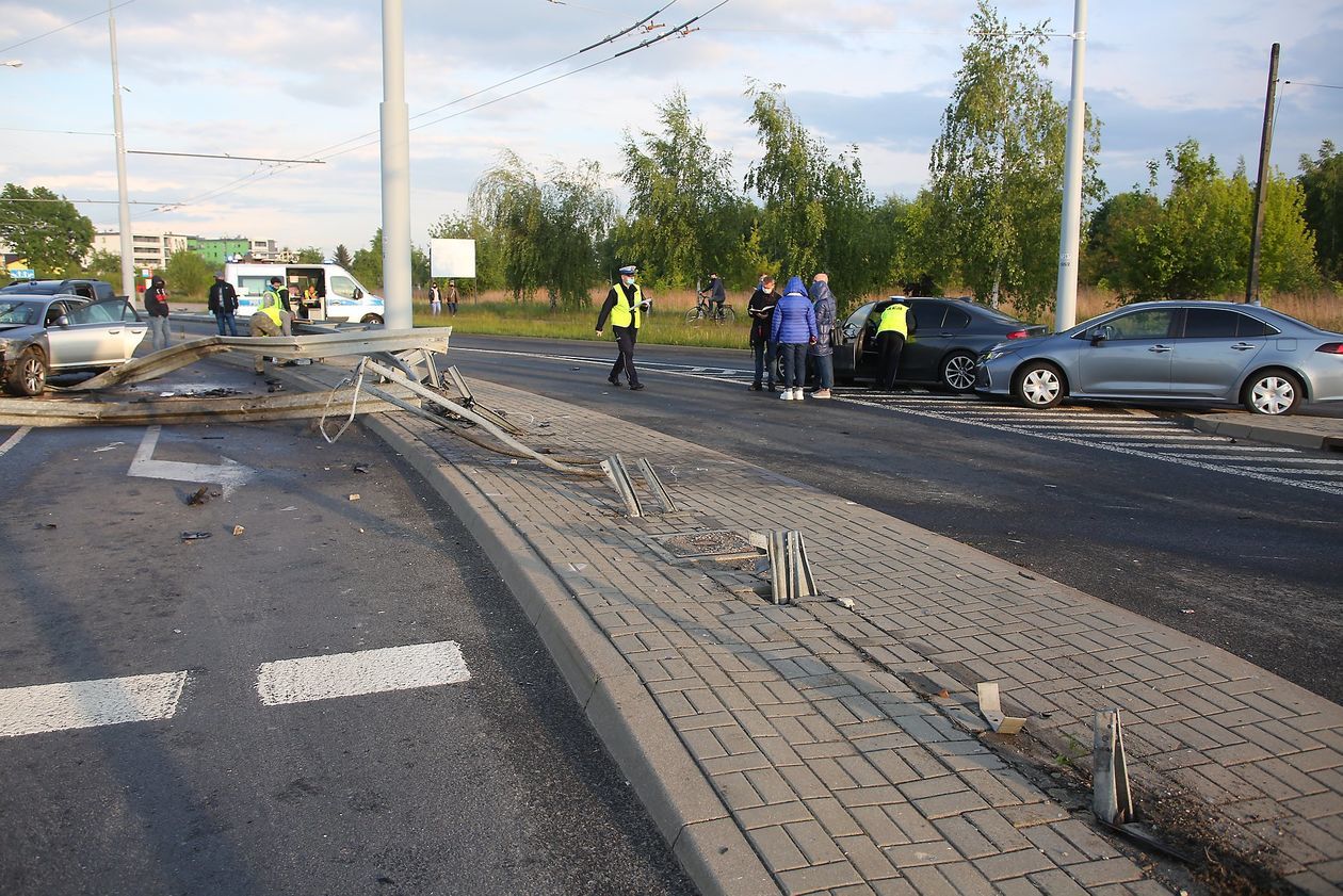  Wypadek na skrzyżowaniu al. Kraśnickiej i Jana Pawła II po pościgu policyjnym (zdjęcie 1) - Autor: Piotr Michalski