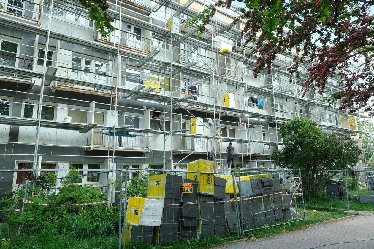  Balladyny 12: mieszkania zalane deszczówką podczas termomodernizacji budynku (zdjęcie 1) - Autor: Maciej Kaczanowski