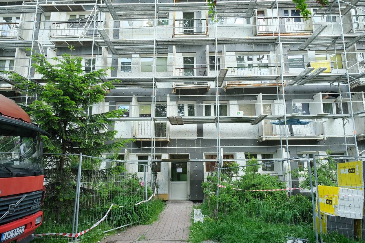  Balladyny 12: mieszkania zalane deszczówką podczas termomodernizacji budynku (zdjęcie 1) - Autor: Maciej Kaczanowski
