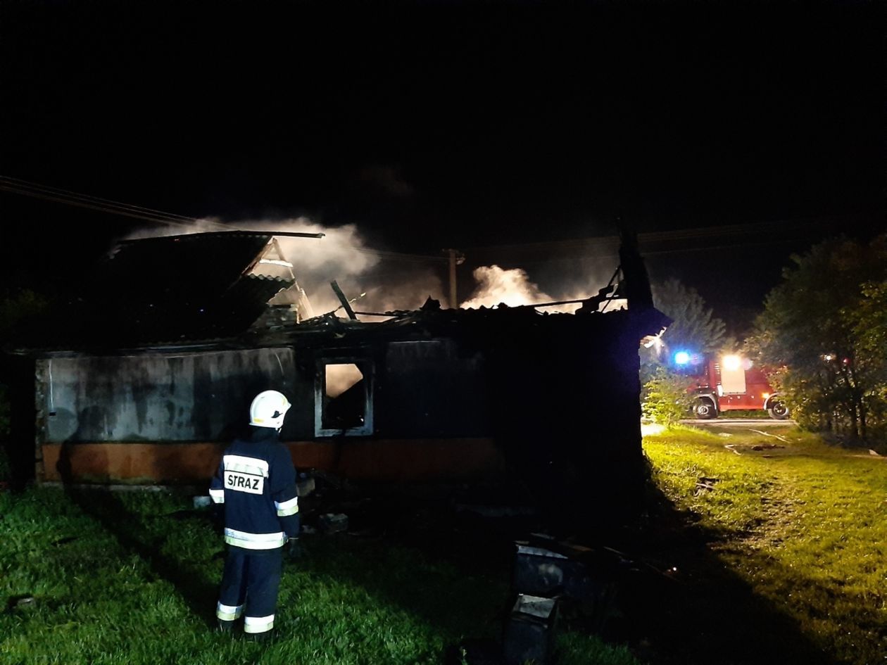  Tragiczny pożar w miejscowości Zawalów (zdjęcie 1) - Autor: mł. bryg. Dominik Kukułowicz