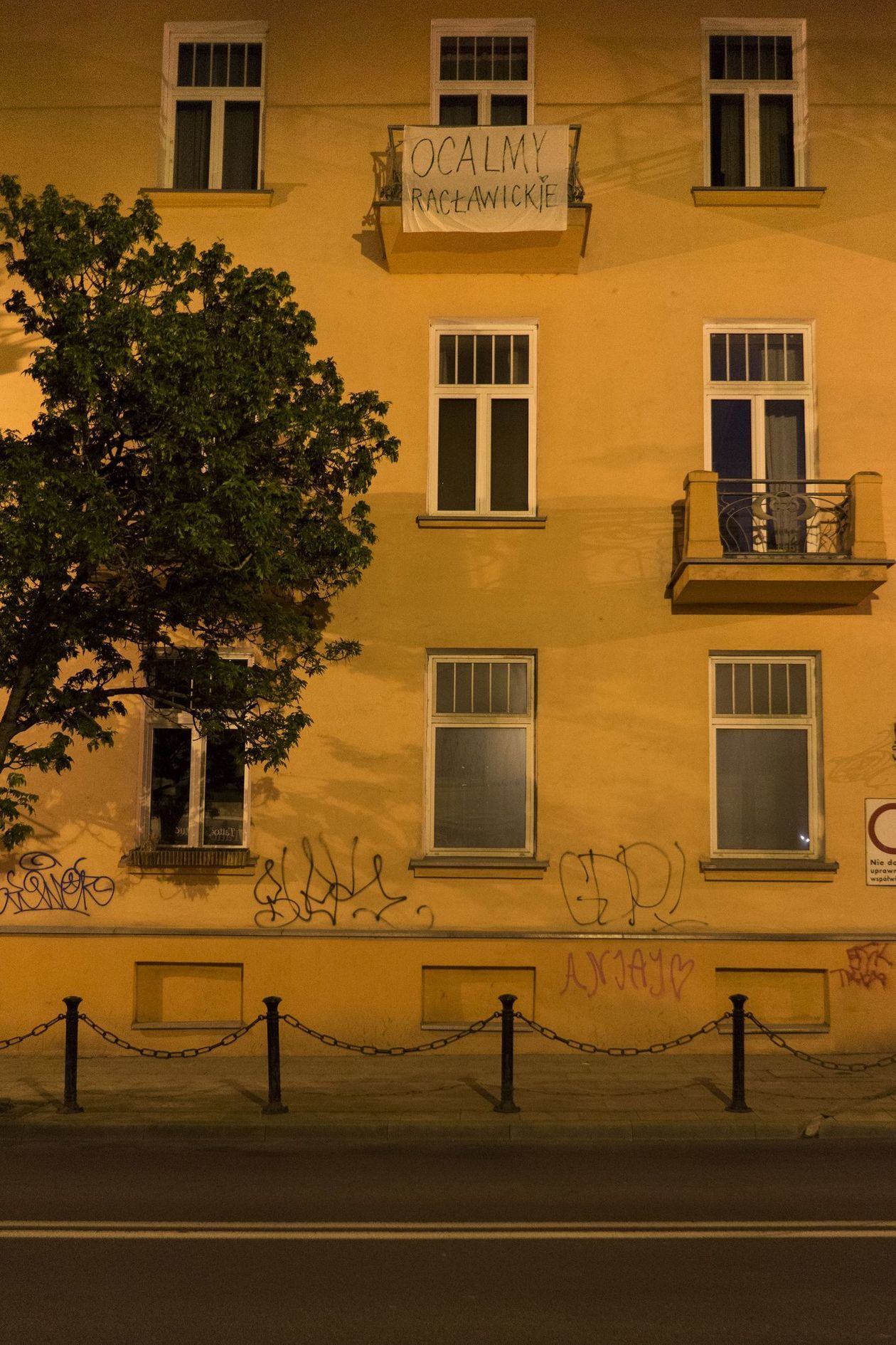  Transparenty w oknach, kartki na drzewach. Przeciwko wycince (zdjęcie 1) - Autor: Michał Siudziński