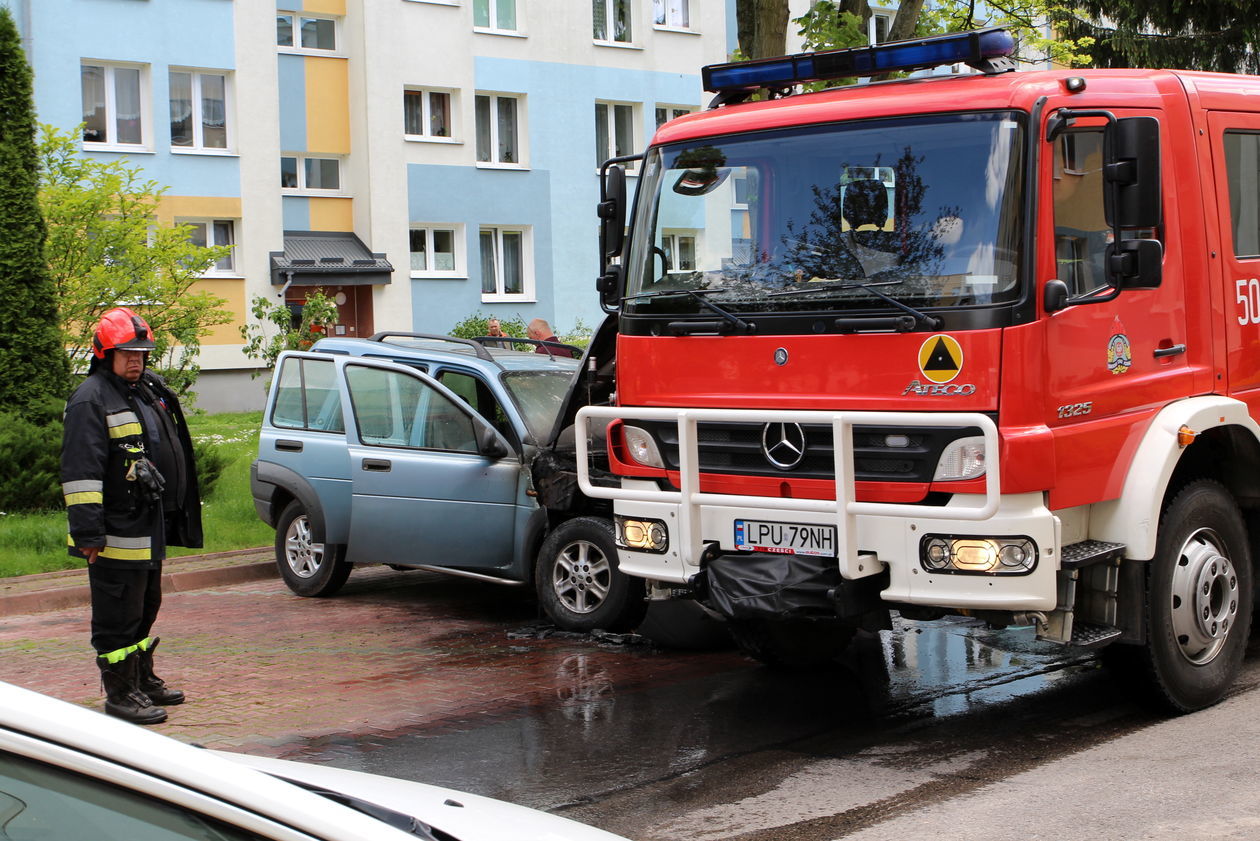  Pożar auta w Puławach (zdjęcie 1) - Autor: rs