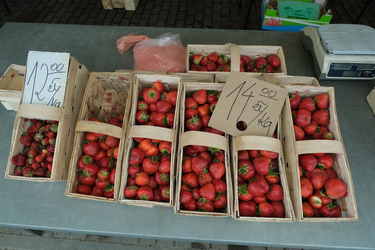  Ceny owoców na targu przy ul. Ruskiej w Lublinie (zdjęcie 1) - Autor: Maciej Kaczanowski