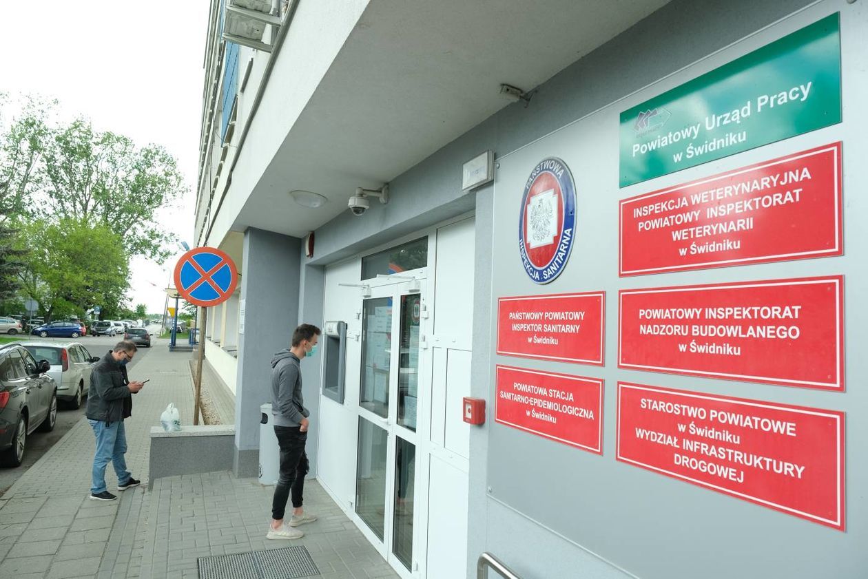  Zamknięty Powiatowy Urząd Pracy w Świdniku z powodu zakażenia COVID-19 (zdjęcie 1) - Autor: Maciej Kaczanowski