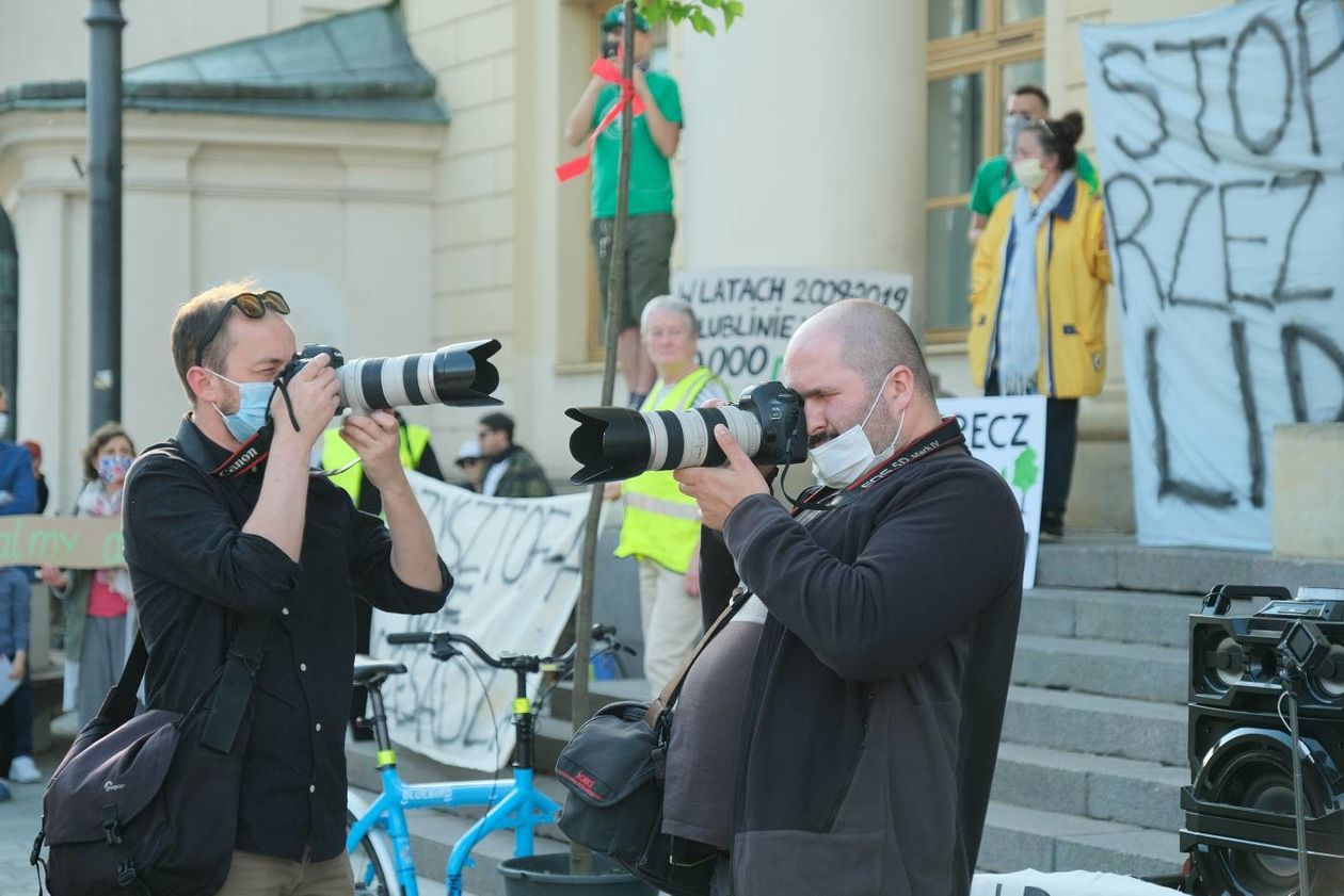  Protest w obronie drzew z ul. Lipowej przed lubelskim ratuszem (zdjęcie 1) - Autor: Maciej Kaczanowski