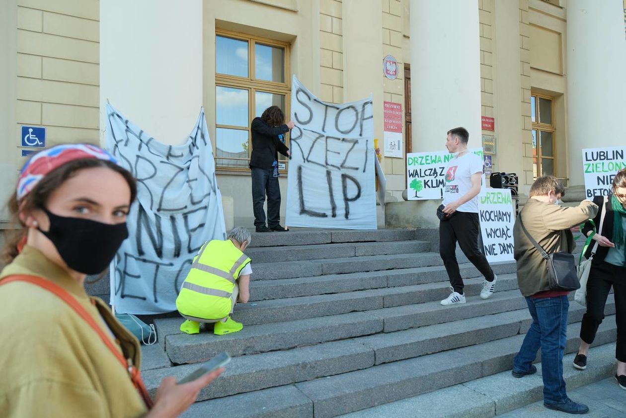  Protest w obronie drzew z ul. Lipowej przed lubelskim ratuszem (zdjęcie 1) - Autor: Maciej Kaczanowski