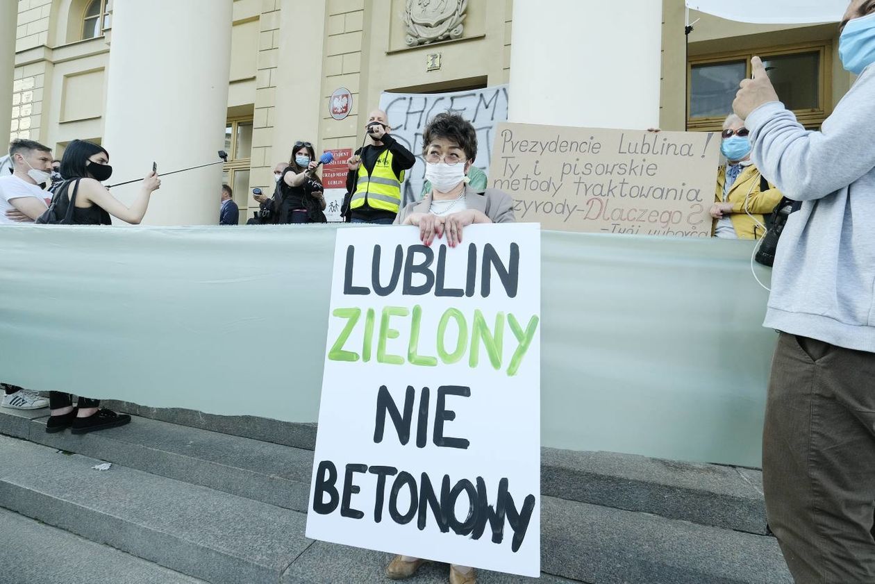  Protest w obronie drzew z ul. Lipowej przed lubelskim ratuszem (zdjęcie 1) - Autor: Maciej Kaczanowski