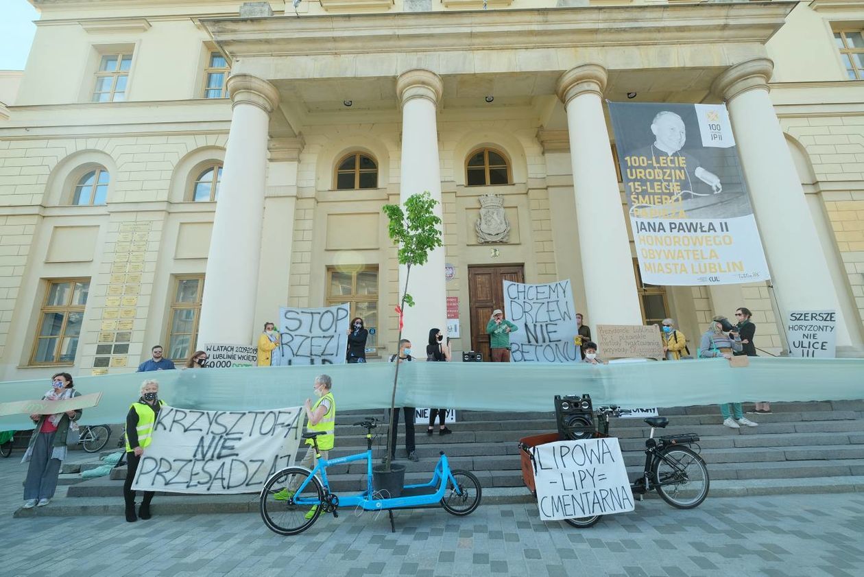  Protest w obronie drzew z ul. Lipowej przed lubelskim ratuszem (zdjęcie 1) - Autor: Maciej Kaczanowski