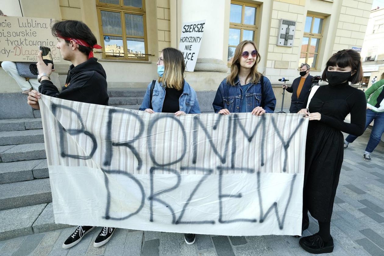  Protest w obronie drzew z ul. Lipowej przed lubelskim ratuszem (zdjęcie 1) - Autor: Maciej Kaczanowski