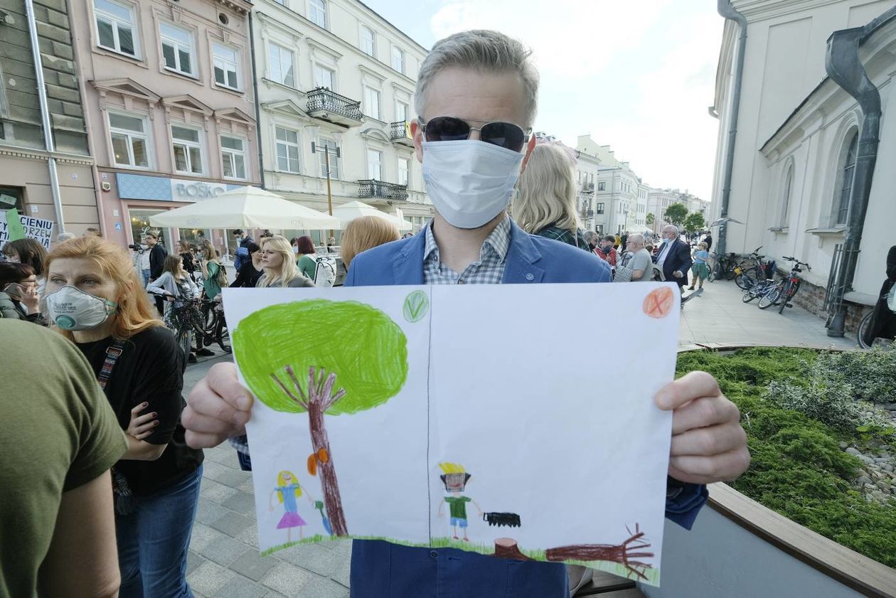  Protest w obronie drzew z ul. Lipowej przed lubelskim ratuszem (zdjęcie 1) - Autor: Maciej Kaczanowski