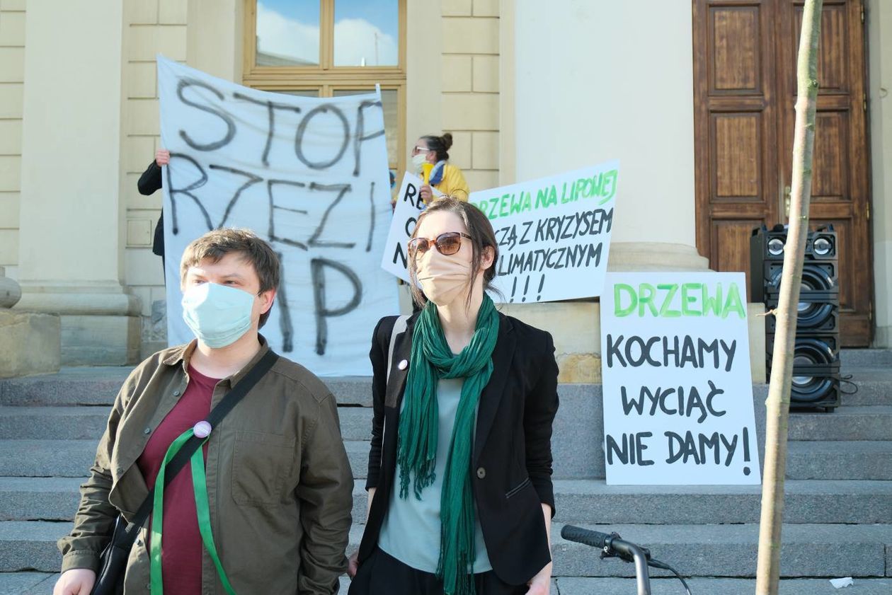  Protest w obronie drzew z ul. Lipowej przed lubelskim ratuszem (zdjęcie 1) - Autor: Maciej Kaczanowski