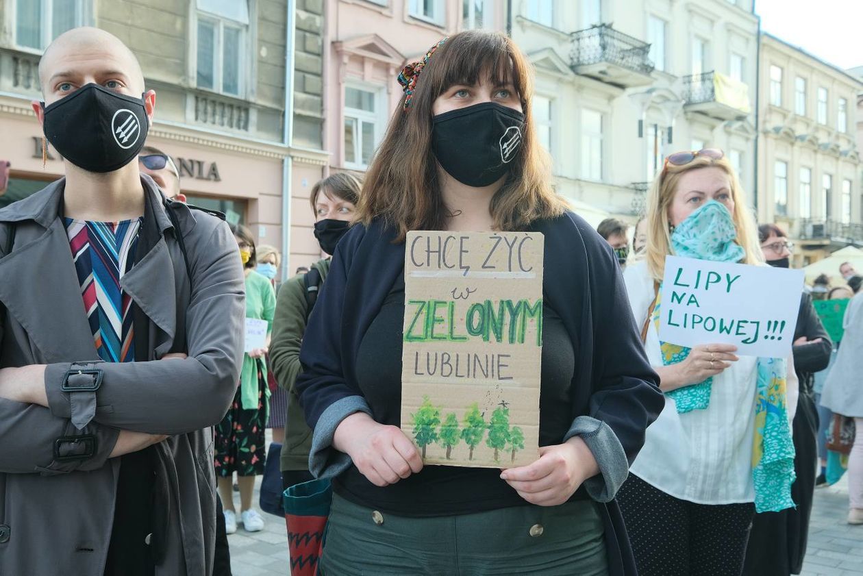  Protest w obronie drzew z ul. Lipowej przed lubelskim ratuszem (zdjęcie 1) - Autor: Maciej Kaczanowski