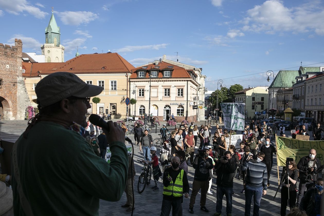  Protest przed Ratuszem w obronie drzew (zdjęcie 1) - Autor: Jacek Szydłowski