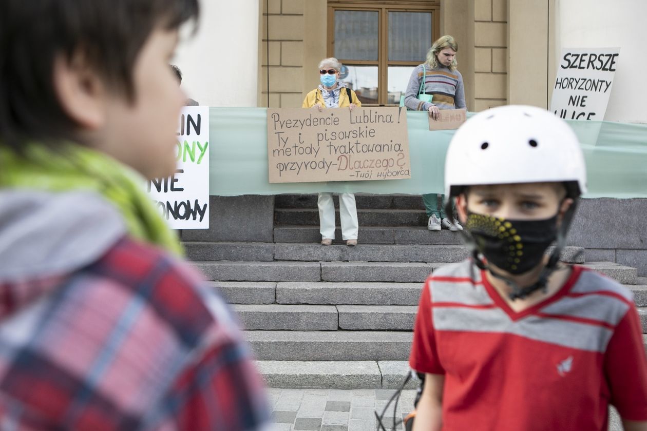  Protest przed Ratuszem w obronie drzew (zdjęcie 1) - Autor: Jacek Szydłowski