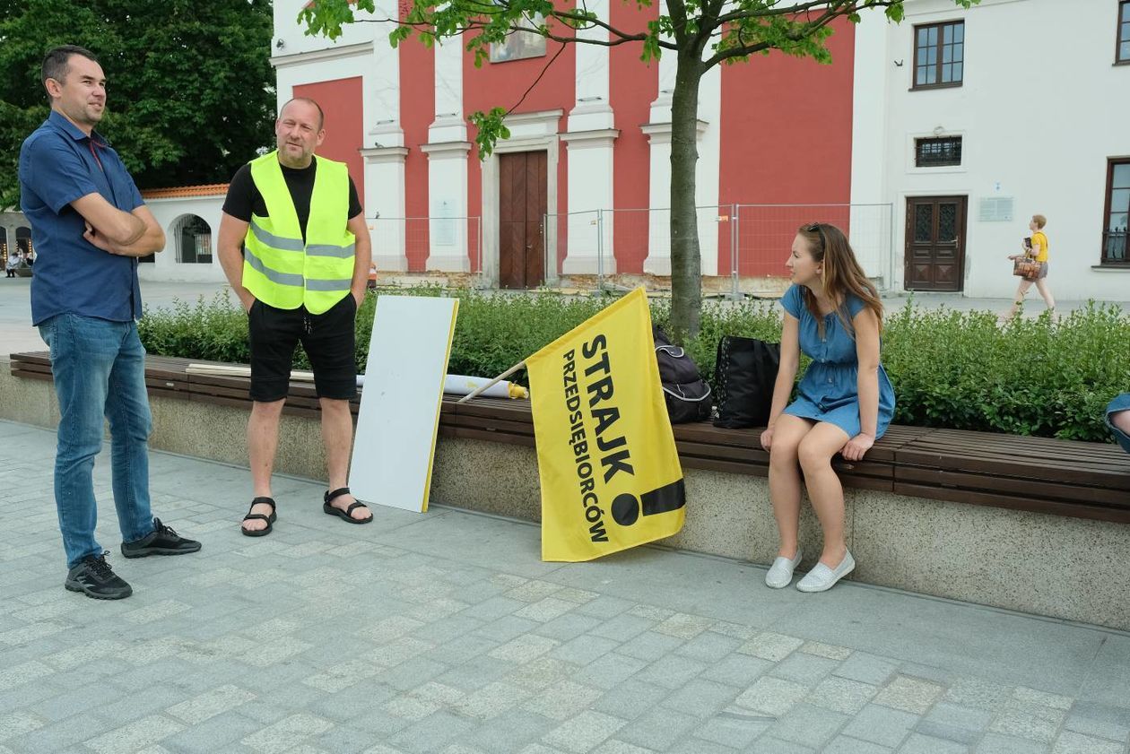  Skromny Strajk przedsiębiorców w Lublinie (zdjęcie 1) - Autor: Maciej Kaczanowski