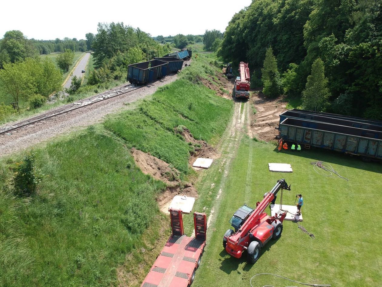  Linia kolejowa łącząca Lublin z Lubartowem, na której wykoleiło się kilkanaście węglarek  (zdjęcie 1) - Autor: Maciej Kaczanowski