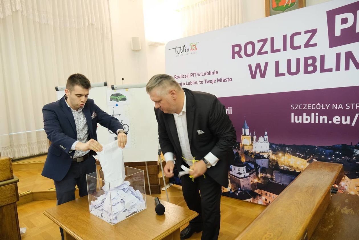  Losowanie nagród w loterii Rozlicz PIT w Lublinie (zdjęcie 1) - Autor: Maciej Kaczanowski