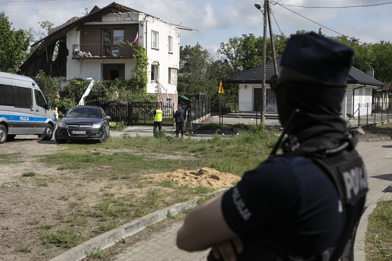  Wybuch gazu w Chodlu. Policyjne oględziny (zdjęcie 1) - Autor: Jacek Szydłowski