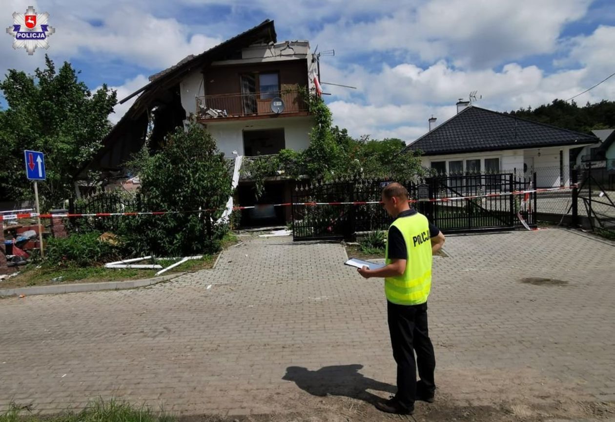  Wybuch gazu w Chodlu. Policyjne oględziny (zdjęcie 1) - Autor: Lubelska Policja