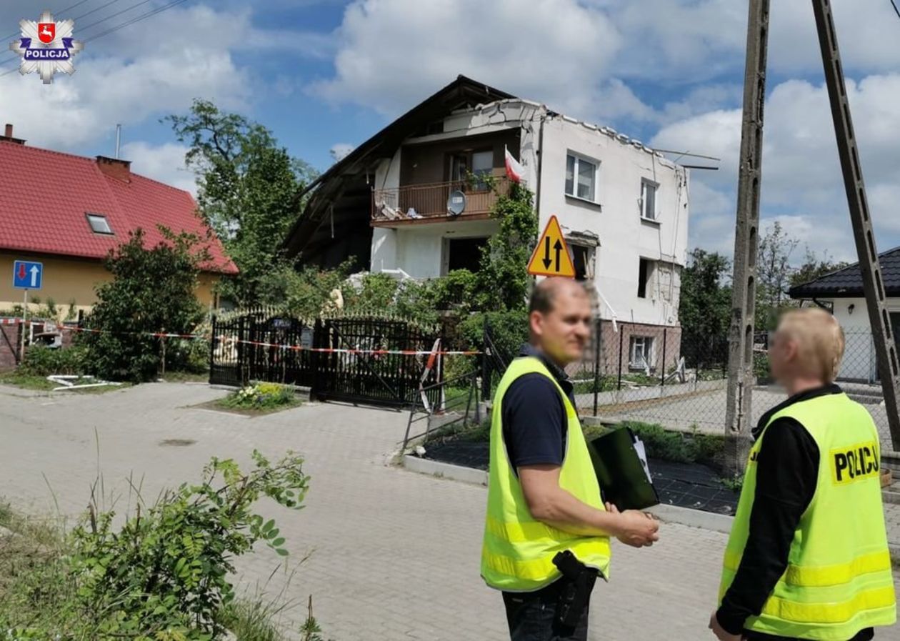  Wybuch gazu w Chodlu. Policyjne oględziny (zdjęcie 1) - Autor: Lubelska Policja