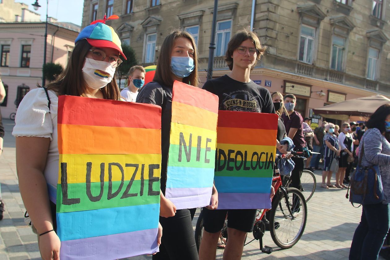  Manifestacja osób LGBT przed lubelskim ratuszem (zdjęcie 1) - Autor: Piotr Michalski