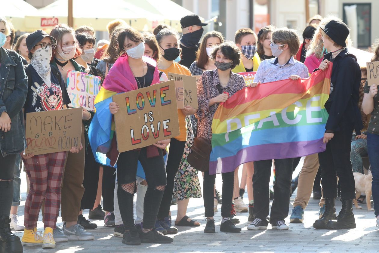  Manifestacja osób LGBT przed lubelskim ratuszem (zdjęcie 1) - Autor: Piotr Michalski