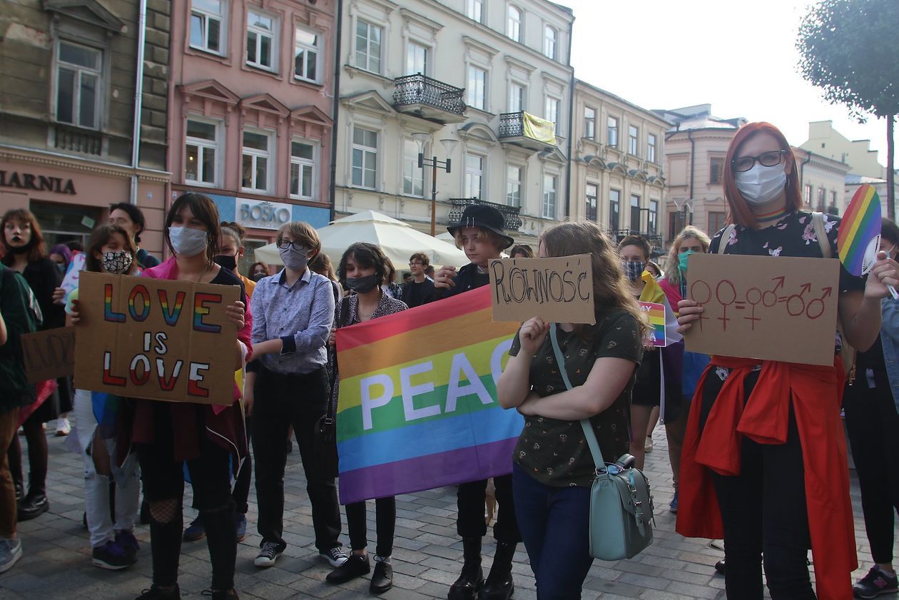  Manifestacja osób LGBT przed lubelskim ratuszem (zdjęcie 1) - Autor: Piotr Michalski