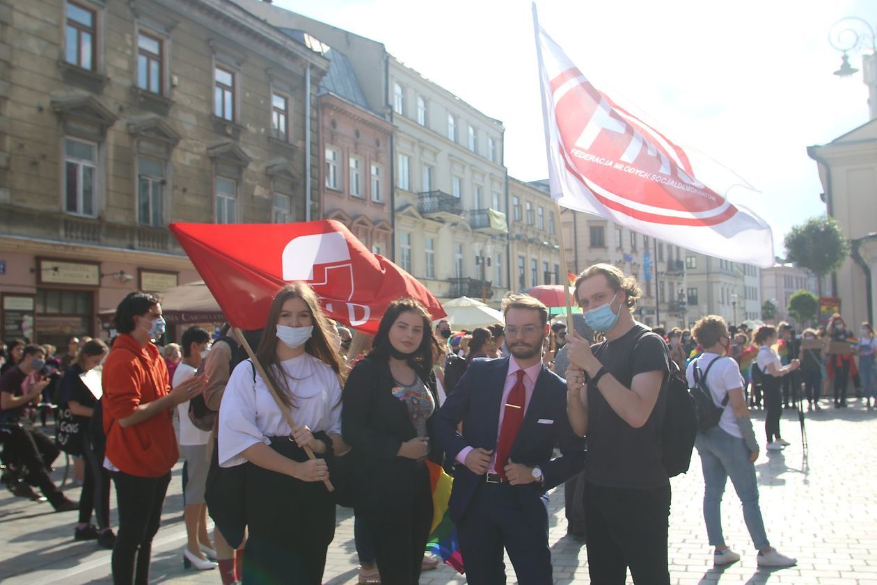  Manifestacja osób LGBT przed lubelskim ratuszem (zdjęcie 1) - Autor: Piotr Michalski