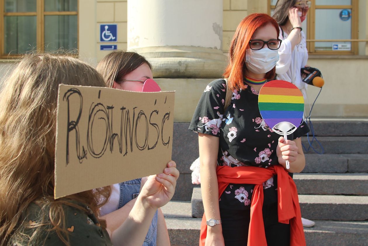  Manifestacja osób LGBT przed lubelskim ratuszem (zdjęcie 1) - Autor: Piotr Michalski