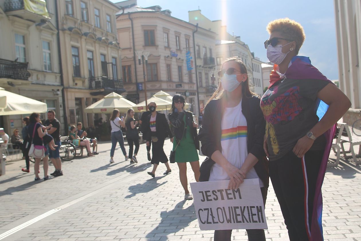  Manifestacja osób LGBT przed lubelskim ratuszem (zdjęcie 1) - Autor: Piotr Michalski