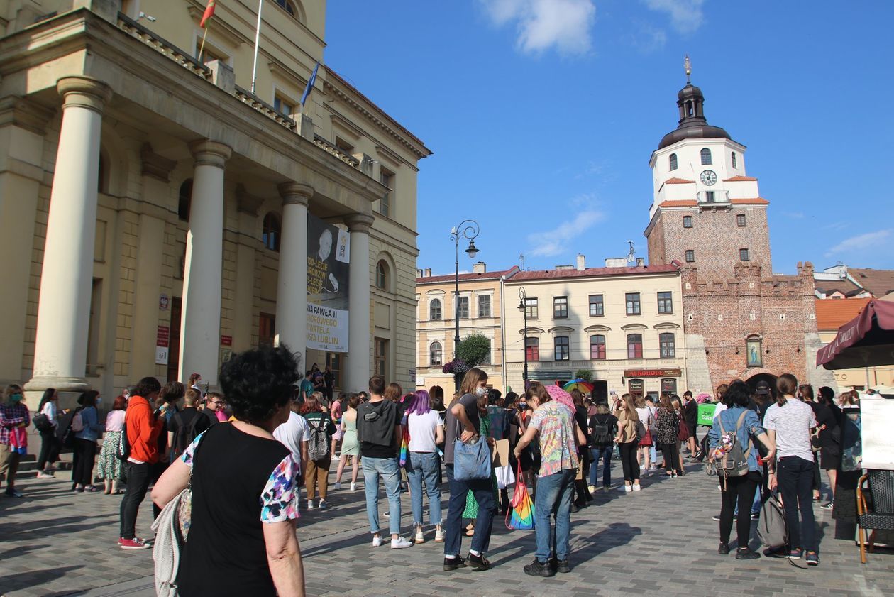 Manifestacja osób LGBT przed lubelskim ratuszem