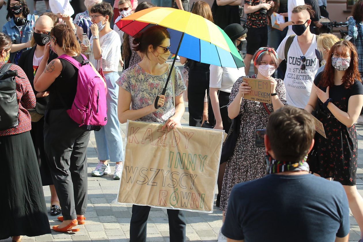  Manifestacja osób LGBT przed lubelskim ratuszem (zdjęcie 1) - Autor: Piotr Michalski