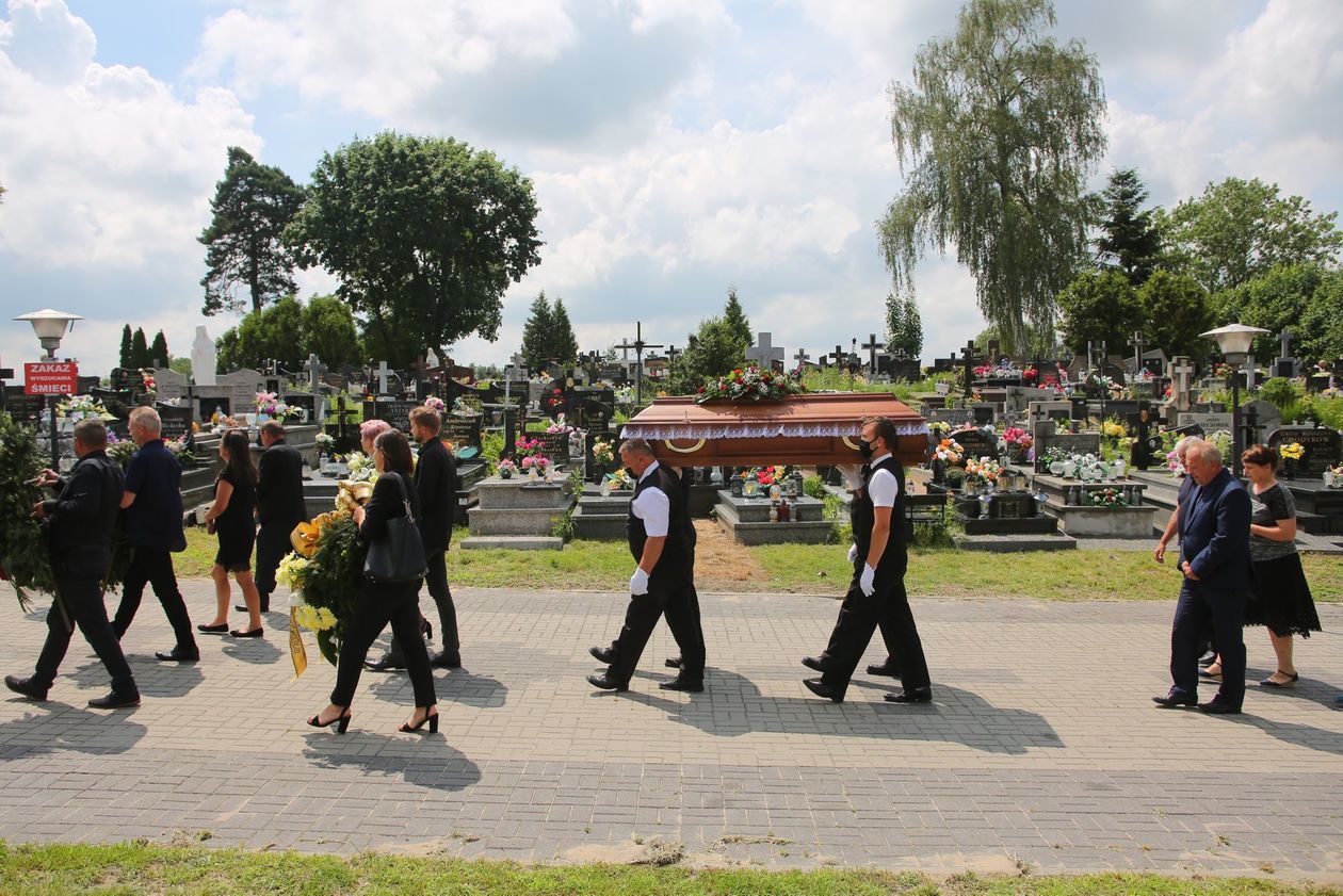  Pogrzeb Józefa Romanowskiego, jednej z ofiar wybuchu gazu w domu jednorodzinnym w Chodlu (zdjęcie 1) - Autor: Piotr Michalski