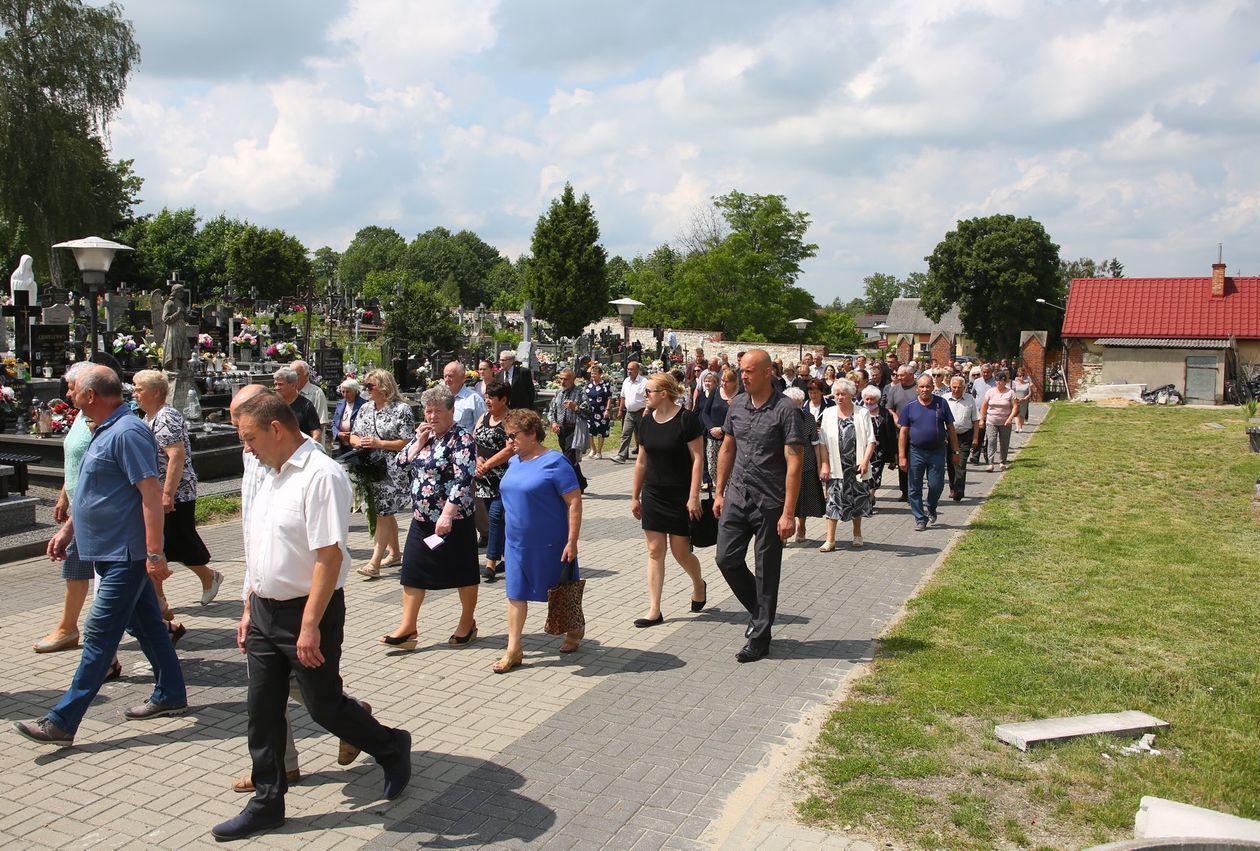  Pogrzeb Józefa Romanowskiego, jednej z ofiar wybuchu gazu w domu jednorodzinnym w Chodlu (zdjęcie 1) - Autor: Piotr Michalski