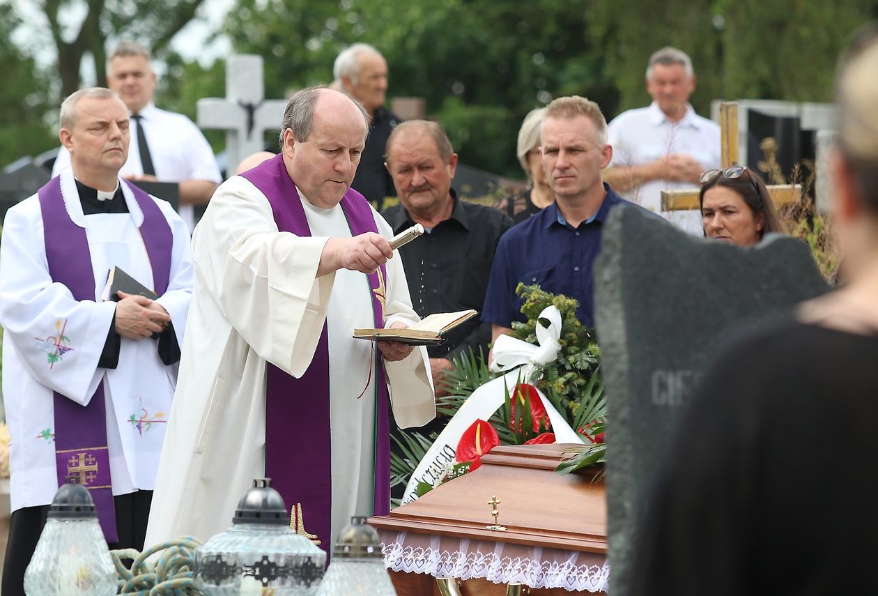  Pogrzeb Józefa Romanowskiego, jednej z ofiar wybuchu gazu w domu jednorodzinnym w Chodlu (zdjęcie 1) - Autor: Piotr Michalski